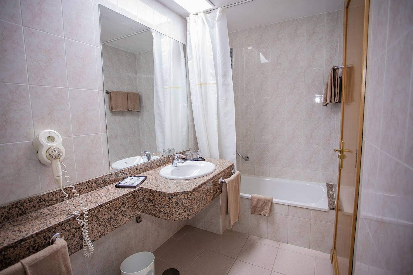 hotel_img